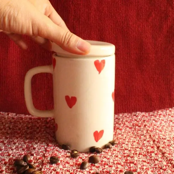 Hearts Lid Mug | Byora Homes | Red & White | Stoneware Ceramic - Image 4