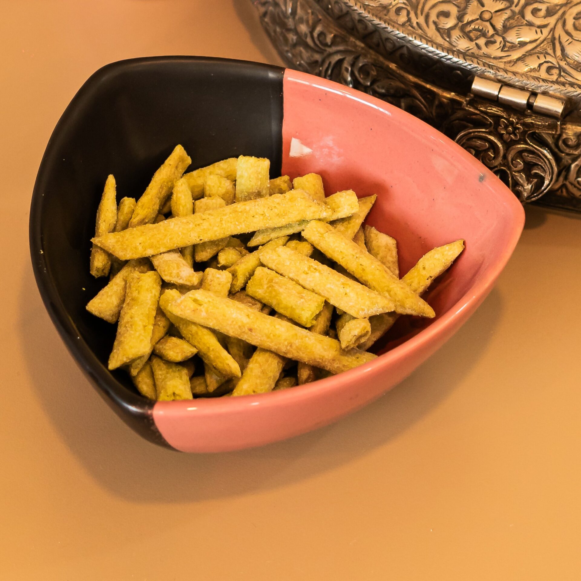 Di Tri Ceramic Salad Bowl | Byora Homes | Pink & Black | Stoneware Ceramic - Image 3